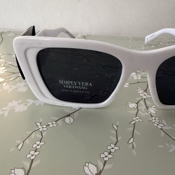 Women's SIMPLY VERA VERA WANG White BRIGGITA Rectangle Sunglasses NWT - Picture 2 of 5